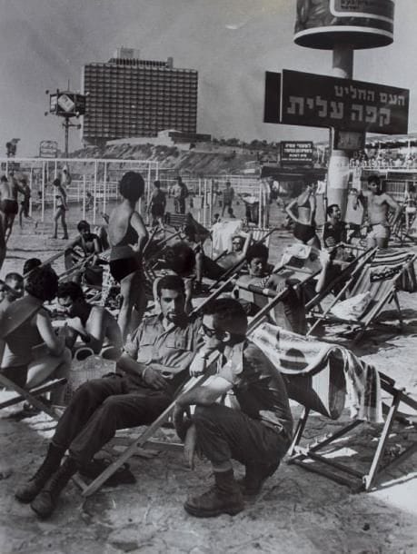 Israël
Plage de Tel Aviv. Epreuve argentique d'époque. 27 x 21 cm. 