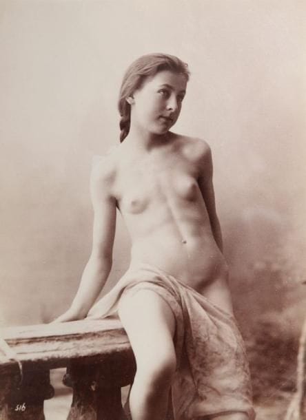 Jeune fille de marbre. Epreuve sur papier albuminé. 13 x 9,5 cm. 