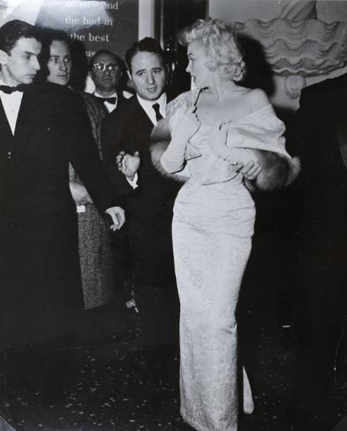Marilyn Monroe à la première de East of Eden, 1955. Epreuve argentique d'époque par Phil Burchman. Tampon et légende au verso. 23 x 18,5 cm. 