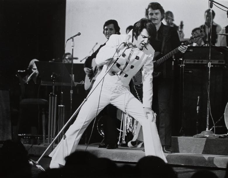 Elvis Presley. Concert à Las Vegas. 14 épreuves argentiques d'époque. Tampon collection André Bernard aux versos. 25,5 x 20 cm. 