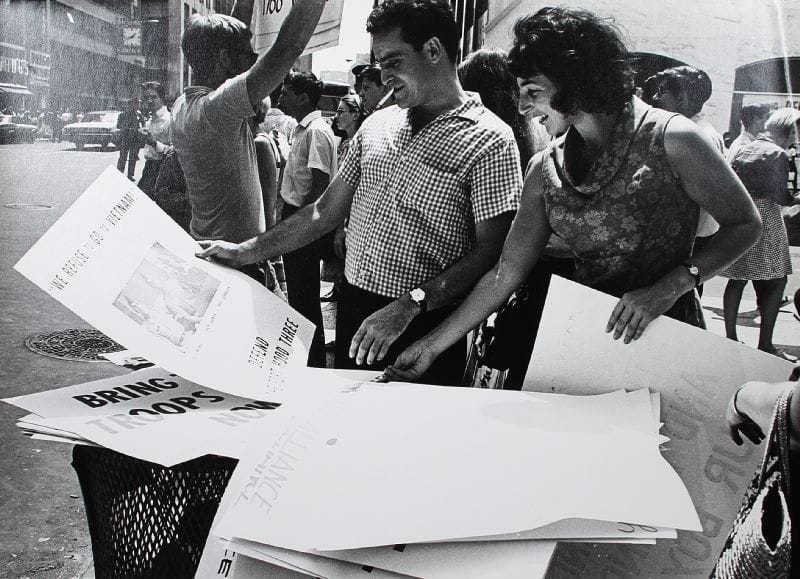 New York
Manifestation contre la guerre du Vietnam, c. 1960. Epreuve argentique d'époque. 24 x 34 cm. 