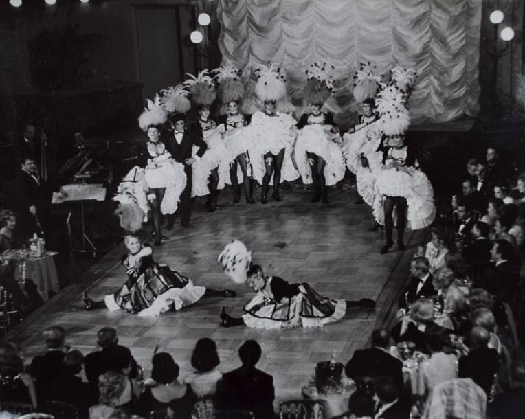 Moulin Rouge. French Cancan. Trois tirages argentiques d'époque. 21 x 27 cm. 