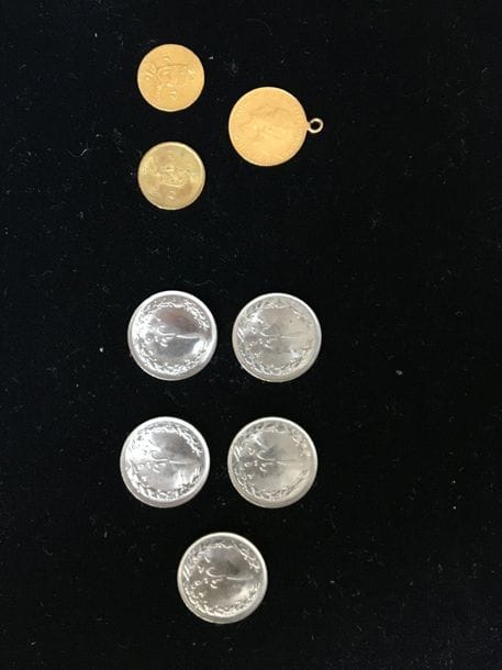 Lot de 2 petites pièces en or iranniennes : (18K) / 0,55 g et (7 K) / 0,49 g 
On joint :
- une pièce en or (22K). Type Souverain Georges V (1922);  monté en pendentif.Poids :2,3 g 
- 5 pièces iraniennes en cupronickel. Poids : 8,7 g
