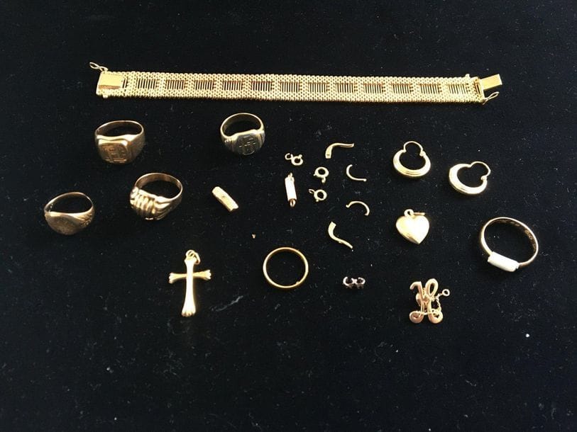 Lot de bijoux en or. Poids : 70 g.
bracelet, alliance, chevalières, bague, paire de boucles d'oreilles, pendentifs et bris.