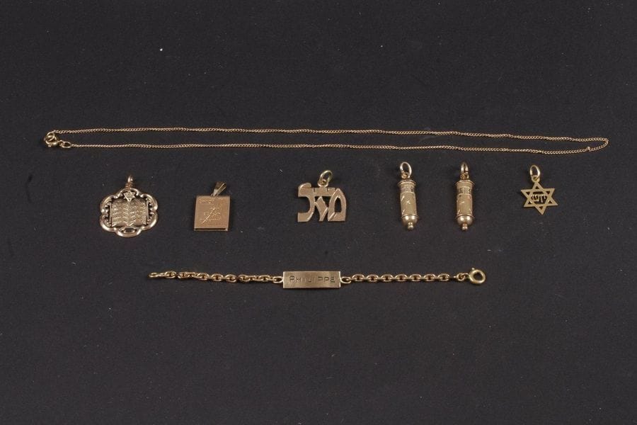 Petit lot d'or :gourmette (18 K), chainette (14 K)  et 5 pendentifs "Judaïca" (12 et 14 K).
Poids brut : 13,9 g
On joint un pendentif étoile de David, plaqué or (Poids : 0,39g)
