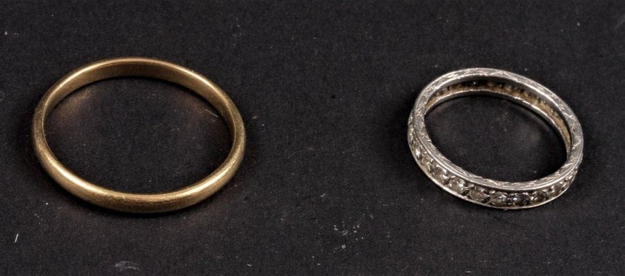 Lot de deux alliances :
- alliance  en or jaune (18 K). Poids 2, 65 g
- alliance americaine, en platine et diamants. Poids brut : 2,4 g
