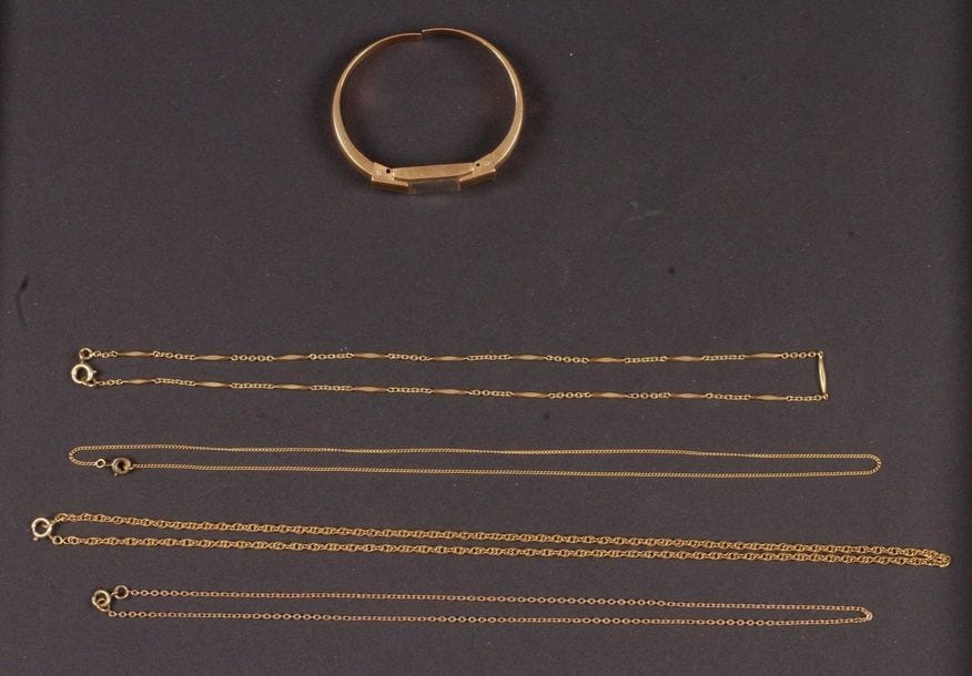 Lot d'or :
- débris de montre (18 K). Poids brut : 10,5 g
- trois chaines en or jaune (18 K). Poids : 16,2 g
- une chaine en or jaune (14 K). Poids: 2,6 g
Poids brut : 29,4 g