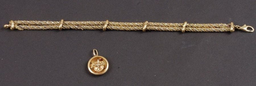 Lot en or jaune (18 K) comprenant un bracelet et un pendentif. 

Poids brut : 21,4 g