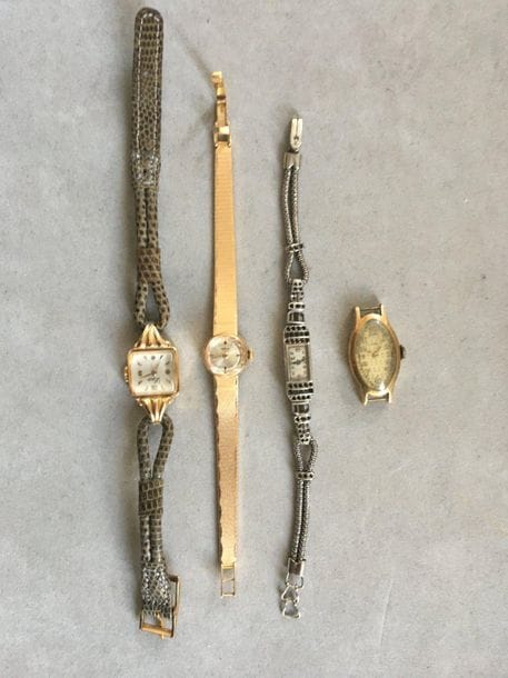Set of 4 women's watches. Gross weight : 60,3 g
- 2 gold cases (18K), 1 with its leather strap. Gross weight : 21 g
- 1 watch in yellow gold (18 K). Gross weight : 21,7 g
- 1 platinum case and its white gold bracelet (18K). Gross weight: 17.6 g
 in gold, one without its bracelet, and one in platinum.