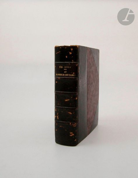 ZOLA (Émile).
Au bonheur des dames.
Paris : G. Charpentier, 1883. — In-18, demi-maroquin noir à coins, dos à nerfs, tête dorée, non rogné (reliure du début du XXe siècle).
Édition originale de l’un des plus célèbres romans d’Émile Zola, formant le 11e volume de la série des Rougon-Macquart.
Un des 150 exemplaires numérotés sur papier de Hollande.
Charnières restaurées, craquelures au dos, coiffe de tête arasée, pièce de titre refaite. Salissures et quelques tâches à certains feuillets.