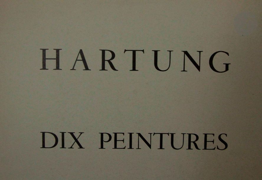 HARTUNG (Hans).
10 peintures.
[Paris : La Galerie de France, 1962]. — Album in-4 carré, en feuilles, couverture rempliée.
Album publié par la Galerie de France à l'occasion de l'exposition qu'elle consacra à Hans Hartung d'octobre à décembre 1962, au court de laquelle furent exposés 50 tableaux de l'artiste. On y trouve la reproduction en couleurs contrecollées de 10 de ces 50 tableaux.
Exemplaire de l'historien d'art et collectionneur Christian Zervos, portant cet envoi de Hans Hartung sous la justification :

A Yvonne et Christian Zervos // Très amicalement // Hans Hartung // 8 12 62

Bords de la couverture brunis.
