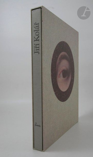 KOLÁR (Jirí).
Literarische Collage von Bohumil Hrabal.
Osnabrück : Pravis Verlag, [1998]. — In-folio, cartonnage toile grise et étui illustré d'édition.
Édition illustrée de 32 lithographies offset.
Un des 120 exemplaires numérotés et signés par Kolár, enrichis d'une planche numérotée et signée par l'artiste.
Exemplaire parfaitement conservé.