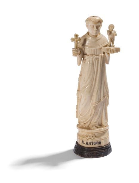 Saint Antoine de Padoue en ivoire sculpté en ronde-bosse. Debout, il porte un livre fermé dans la main gauche sur lequel se tient l’Enfant Jésus et une croix dans la main droite ; base moulurée avec inscription S.ANTONIO.
Indo-portugais, fin du XVIIIe siècle.
H : 14 cm