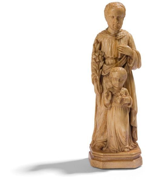 Saint Joseph et l’Enfant Jésus en ivoire sculpté en ronde-bosse. Debout, Joseph tient une branche de lys dans la main droite, Jésus devant lui montre son cœur enflammé.
Italie, fin du XVIIIe siècle.
(Tête de saint Joseph cassée et recollée).
H : 10,2 cm