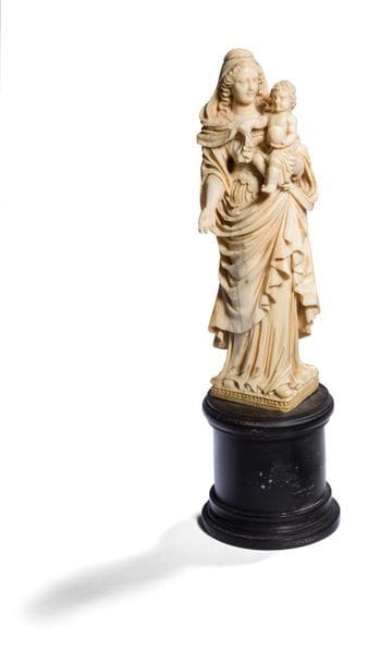 Vierge à l’Enfant en ivoire sculpté en ronde-bosse. Debout, elle porte l’Enfant nu sur son bras gauche ; elle est coiffée d’un voile dont l’Enfant tient un pan dans sa main droite ; elle est revêtue d’une robe avec justaucorps festonné et d’un manteau qui revient sur le devant en formant de nombreux plis arrondis et des ondulations sur les bords ; terrasse ornée de deux rangs de perles.
Pays-Bas ?, XVIIe siècle.
Soclée.
(Avant-bras droit de la Vierge refait).
H : 19,5 cm ; H totale : 27,5 cm