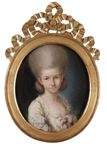 École FRANÇAISE DU XVIIIe siècle
Portrait de Jeune fille de la famille Oesinger à la haute coiffure des années 1770, en buste de 3/4 à droite en robe jaune, nœud au corsage.
Pastel ovale sur papier marouflé sur bois.
Trace de signature illisible à gauche, au-dessus de l’épaule.
Cadre ancien, doré, surmonté d’un ruban.
74 x 50 cm 
