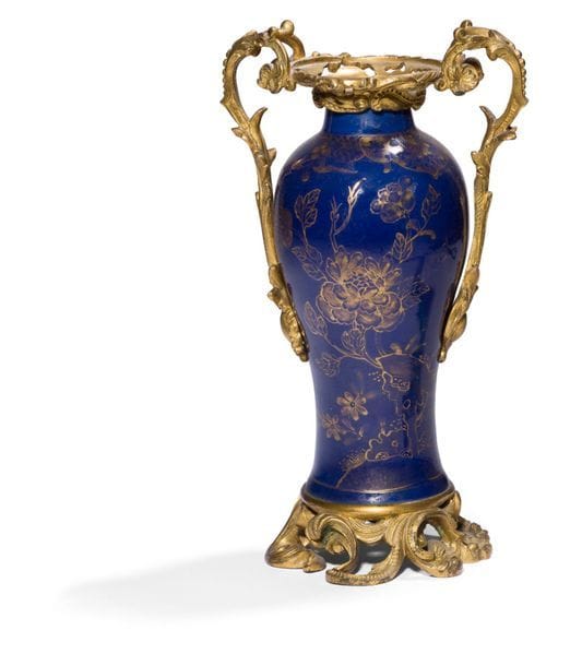 Powdered blue porcelain of China vase, the gilt bronze frame with openwork decoration of foliage.
Louis
XV
style
.

H : 26,5 cm

