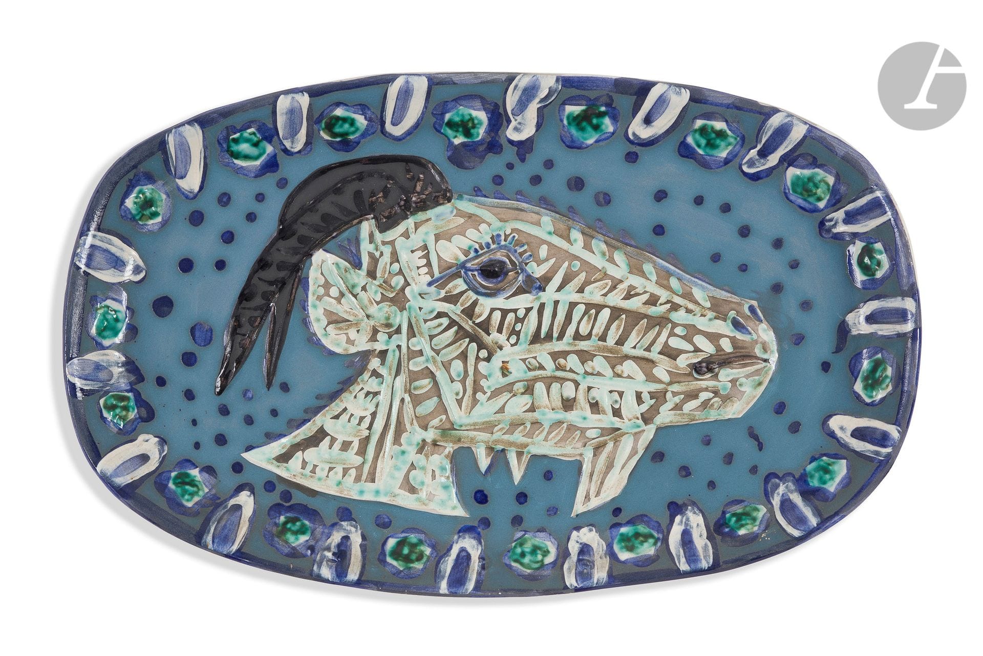 PABLO PICASSO (1881-1973) & ATELIER MADOURA 
Tête de chèvre de profil, le modèle créé le [5 juin 1952]
Plat oblong.
Empreinte originale éditée et réalisée à deux cent cinquante exemplaires chez Madoura.
Épreuve en terre de faïence blanche, décor aux engobes sous couverte partielle au pinceau ; bleu mat, vert, ivoire, noir. 
Porte les cachets en creux Empreinte originale de PICASSO et MADOURA Plein Feu au revers.
Longueur : 51 cm – Largeur : 32 cm

Bibliographie : 
Alain Ramié - Picasso, catalogue de l’œuvre céramique édité 1947-1971 - Éditions Madoura, 1988. Modèle identique reproduit page 78 et référencé sous le numéro 145.