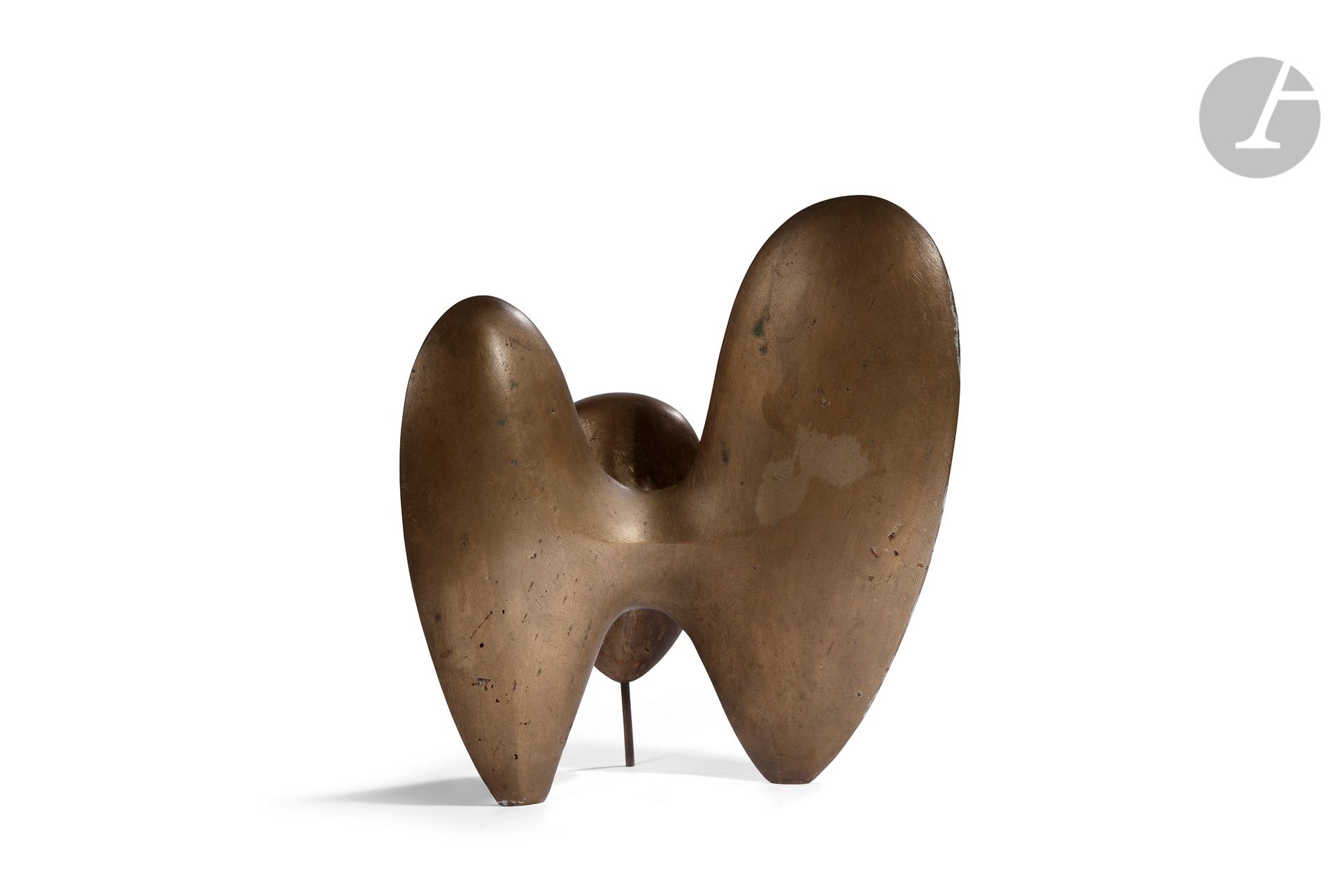 GEORGES JOUVE (1910-1964)
Sans titre, 1957, notre épreuve photographiée par Agnès Varda et reproduite dans l’ouvrage Jouve céramiste par Michel Faré
Sculpture.
Épreuve en bronze à patine médaille.
Fonte d’édition ancienne réalisée en 1957.
Non signée.
28,7 x 27,5 x 15,5 cm

Bibliographie :
- Michel Faré – Jouve céramiste – Éditions Art et Industrie, Paris, 1965. La photographie de notre œuvre prise par Agnès Varda reproduite page 81.
- Philippe Jousse et de Norbert Pierlot - Georges Jouve - Éditions Jousse Entreprise, Paris, 2005. Un œuvre similaire reproduite page 245.