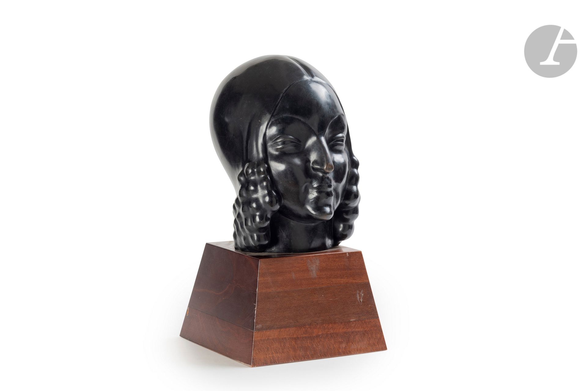 
*LÉON INDENBAUM (1890-1981)

Jeune femme aux anglaises, le modèle conçu en [1913], épreuve n° 4/12

Sculpture.

Épreuve en bronze à patine noire.

Édition ante mortem (réalisée du vivant de l’artiste) par le Petit Palais de Genève.

Base pyramidale en bois exotique.

Légères usures éparses à la patine.

Signée INDENBAUM à l’arrière droit et porte le justificatif P. P. 4/12 à l’arrière gauche.

Base comprise : 43,5 x 23 x 23 cm

Bronze seul : 28,5 x 19 x 25 cm



Historique :

En possession du plâtre d’atelier (qui avait disparu depuis la guerre) réalisé en 1913, le Musée du Petit Palais de Genève se rapprocha de Léon Indenbaum pour lui demander un droit de tirage. L’artiste donna une suite favorable à cette requête et se vit remettre par cette institution, devenue alors éditrice du modèle, un exemplaire en bronze de ce tirage.  



EXPOSITIONS ET FICHE COMPLETE AU CATALOGUE PDF 