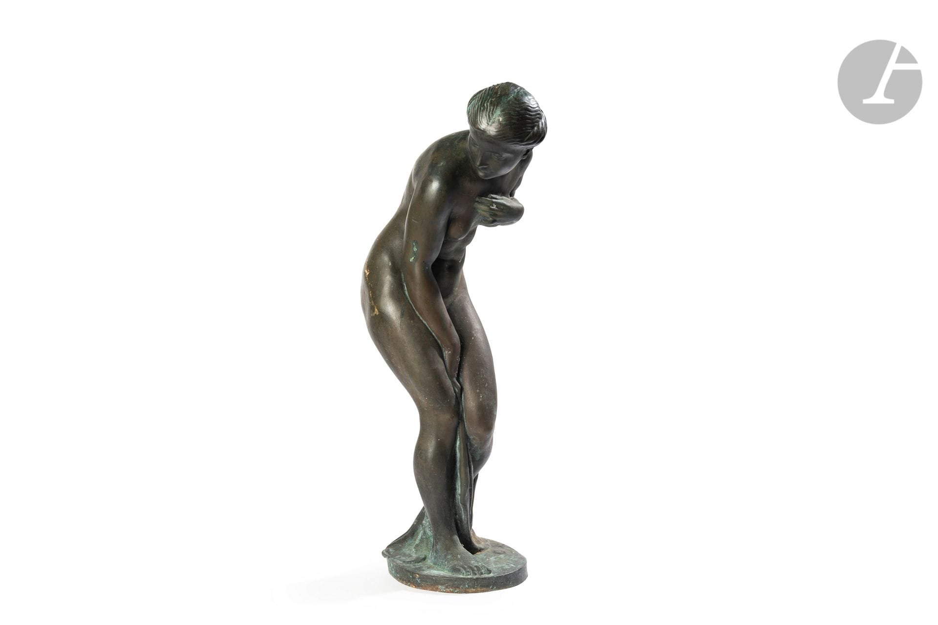 
ZSIGMOND KISFALUDI STROBL (1884-1975) – COLLECTION JÓZSEF VÁGÓ (1877-1947) PUIS PIERRE VAGO (1910-2002)



Fürd?z? lány (Baigneuse dit aussi La sortie du bain), le modèle conçu en [1911]



Sculpture.



Épreuve en bronze à patine médaille.



Fonte d’édition ancienne des années 1910.



Usures et altérations à la patine et importantes oxydations.



Signée KISFALUDI STROBL, porte la date 1911 et le cachet circulaire de fondeur sur la terrasse. 



Hauteur : 65 cm





Provenance :



- Collection József Vágó (1877-1947).  Architecte, figure du mouvement Sécession en Hongrie.



- Collection Pierre Vago (1910-2002) (Pierre Vágó, dit), fils du précédent. Architecte, rédacteur en chef de L’Architecture d’Aujourd’hui de 1932 à 1947 puis président du Comité de rédaction de cette publication, membre de l’UAM, fondateur de l’Union Internationale des Architectes (U.I.A.) en 1948.





Remerciements : 



Nous tenons à adresser nos plus sincères remerciements à M. Gergely Barki (Budapest), historien d’art, spécialiste des arts hongrois du XXe siècle et auteur d’ouvrages sur le sujet, curateur, conservateur et commissaire d’expositions,pour son aide précieuse dans nos recherches sur les oeuvres provenant de l’ancienne Collection de József Vágó ; tout particulièrement pour l’identification des oeuvres de Jeno Remsey et Elza Kövesházi Kalmár. Qu’il reçoive ici toute notre gratitude.
