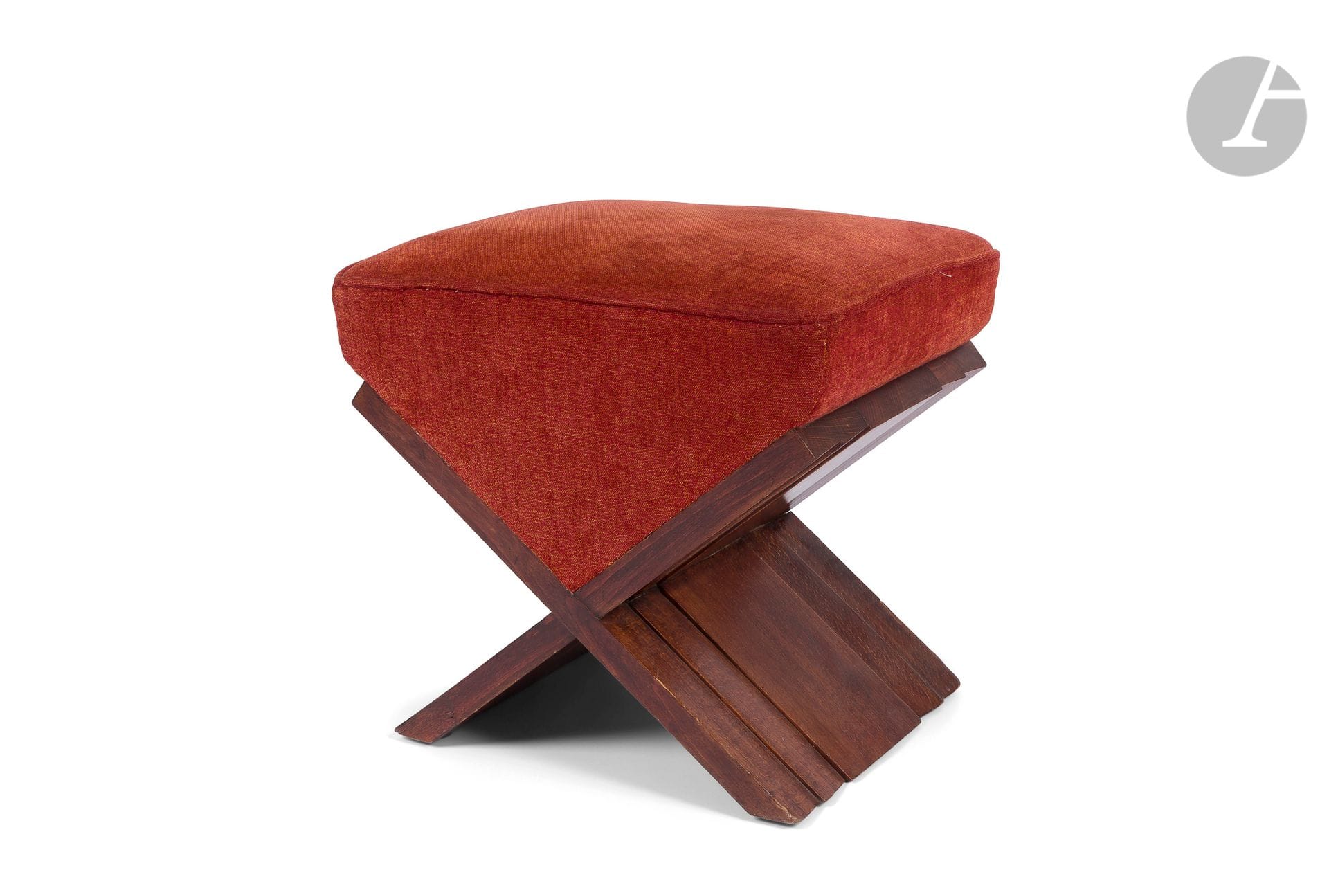 
BLANCHE J. KLOTZ (1885-?) – MEMBRE DE L’UAM



Tabouret moderniste en X.



Épreuve en hêtre teinté, les jambages aux motifs de plissé. 



Garniture et tapisserie en velours de laine non d’origine.



Circa 1925-30.



État d’usage.



Hauteur : 41 cm – Longueur : 46 cm – Profondeur : 36 cm 





Historique : 



Une paire au modèle de notre tabouret en x fut présentée lors de L’Exposition des Arts Décoratifs et Industriels Modernes à Paris en 1925 ; une autre paire semblable figurait dans l’entrée de la Villa Noailles de Robert Mallet-Stevens à Hyères. 



Blanche J. Klotz utilisa de façon récurrente et symbolique ce modèle de siège dans la plupart de ses rares ensembles entre 1925 et 1932, montrant ainsi son attachement profond à cette création. 





Bibliographie : 



- Arts Décoratifs et Industriels Modernes - Office Central d’Éditions d’Art (Imprimerie Nationale), Paris, circa 1925. Modèle identique reproduit dans le volume IV. 



- Art et Décoration - N° de Juillet 1925. Modèle identique reproduit page 34.



- Mobilier et Décoration – N° d’octobre 1929. Modèle identique reproduit page 112.




