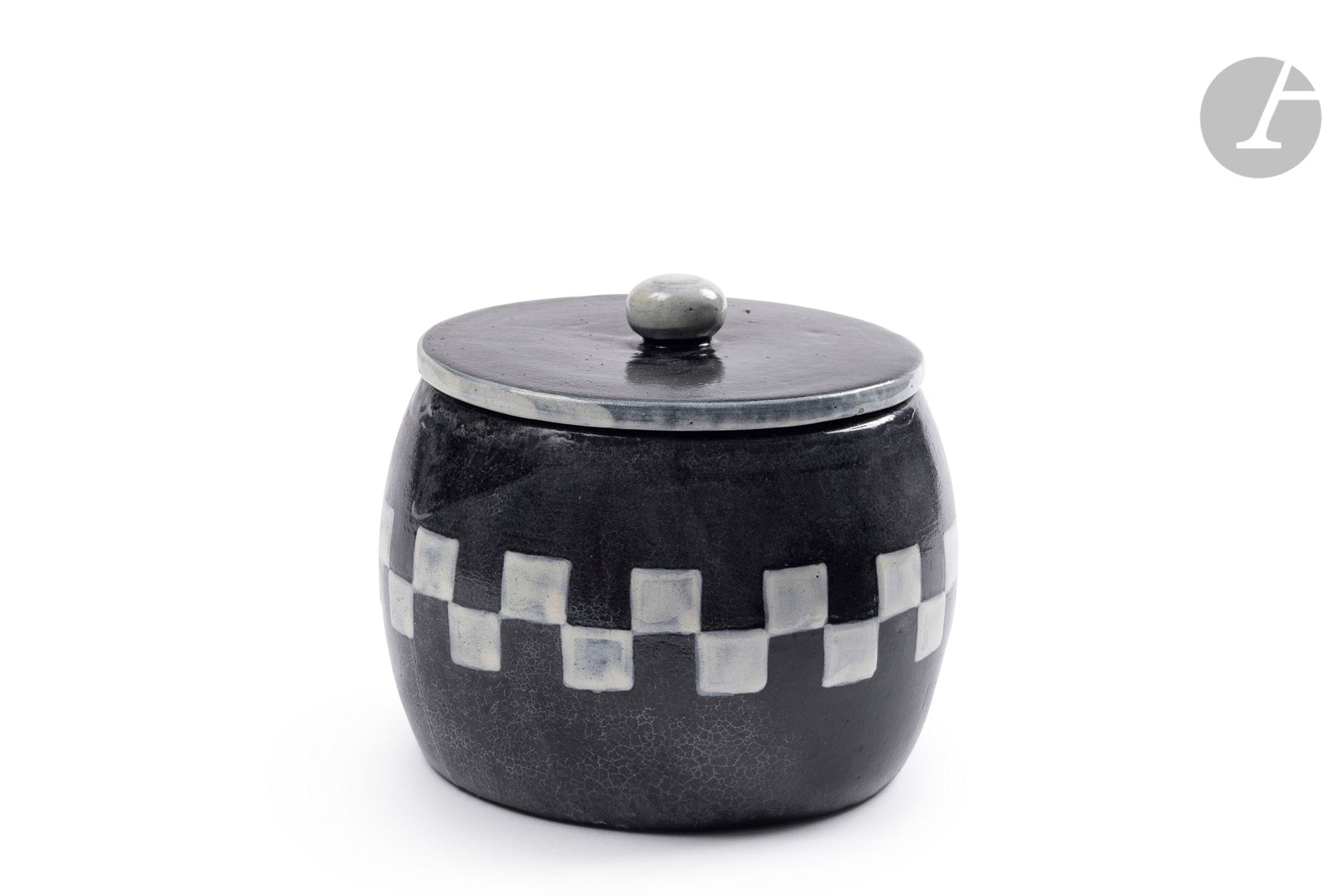 FRANCIS JOURDAIN (1876-1958) – MEMBRE DE L’UAM
Frise de damiers
Pot couvert ; la base renflée, le couvercle recevant une prise en boule aplatie. 
Épreuve en céramique émaillée polychrome.
Accidents, manques, fêlures.
Marqué du monogramme F. J. et porte le numéro 76 sous la base.
Hauteur : 15 cm – Diamètre : 17 cm