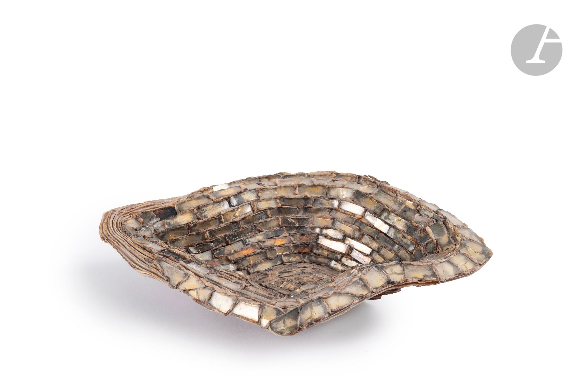 LINE VAUTRIN (1913-1997)
Huître
Coupe vide-poches en Talosel beige (naturel).
L’intérieur enrichi en totalité de parties de miroir, au tain mordoré, modelées et incrustées à chaud.
Années 1950.
Petits manques épars.
Signée Line VAUTRIN x à chaud au revers.
Longueur : 21,5 cm