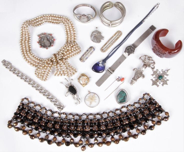 Lot de bijoux fantaisie comprenant : un pendentif en cristal signé Baccarat, des bracelets, des broches, des pendentifs, des colliers