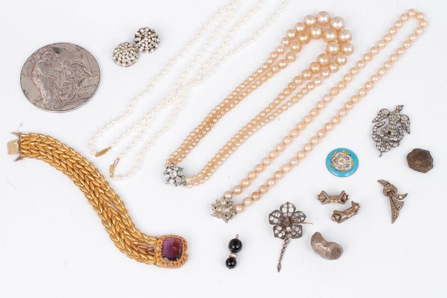 Lot de bijoux fantaisie comprenant: un bracelet, un collier de perles fausses, un collier de perles de culture, des accessoires et bijoux divers