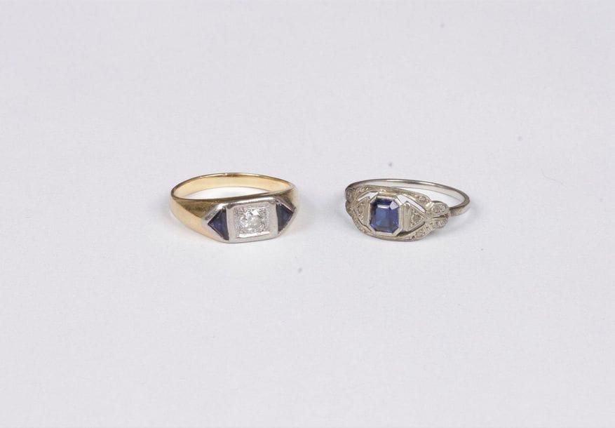 Lot de deux bagues: l’une en or gris 18K (750) et platine, ornée d’une pierre bleue, l’autre en or jaune 18K (750) ornée d’un diamant rond de taille ancienne. Poids brut: 8,3 g