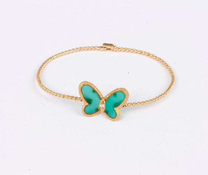 Twisted 18K (750) gold bracelet, opening, decorated with a green chalcedony paillon. Length: about 16.5 cm. Gross weight: 8.6 g