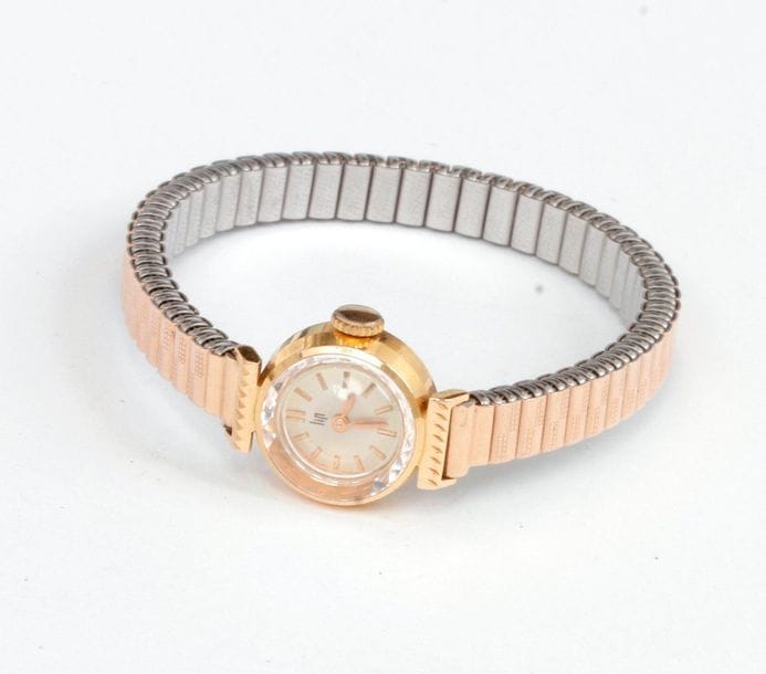 LIP
Montre de dame en or 18K (750), cadran rond, mouvement mécanique, bracelet articulé « « Fixo Flex  ». Numérotée.