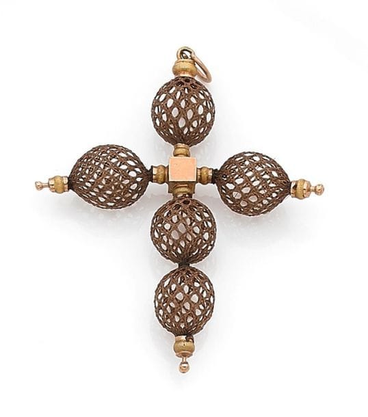 Pendentif croix en cheveux tressés montés en or 14K (585). Travail de la seconde moitié du XIXe siècle. Hauteur : 5,5 cm environ. Poids brut : 1,1 g (traces de colle)