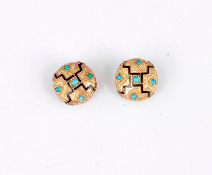 Pair of 18K (750) gold guilloché buttons decorated with cabochon turquoise and black enamel. French work from the end of the 19th century. Diameter: about 1.9 cm. Gross weight: 6.2 g (enamel missing).