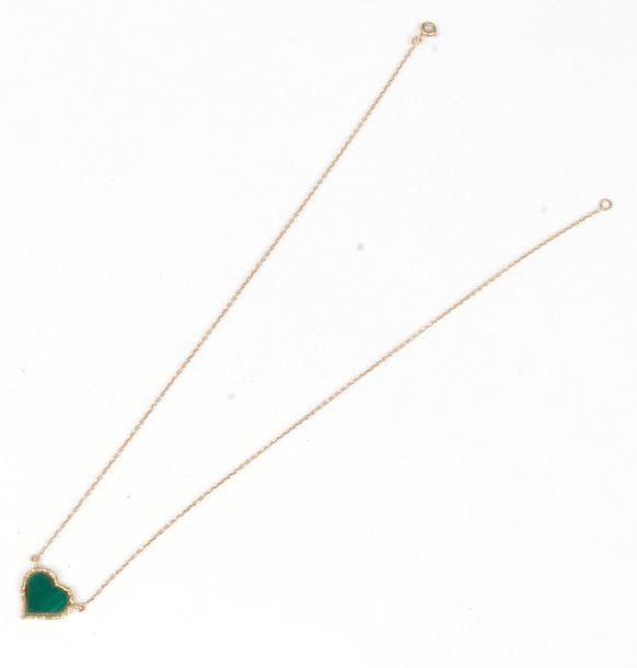 Collier en or 18K (750) orné d’un cœur en malachite. Hauteur du motif : 1,5 cm environ. Poids brut : 4,5 g