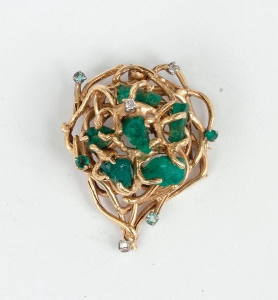 14K (585) gold brooch set with emerald roots. Gross weight: 15.9 g (incomplete system)
 