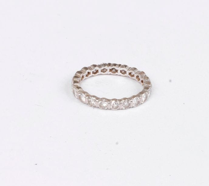 Alliance en or gris 18K (750), entièrement sertie de diamants ronds de taille brillant. Tour de doigt : 53/54. Poids brut : 2,7 g (chocs)