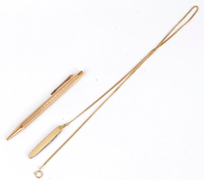 Longue chaîne en or 18K (750) retenant un canif en or 18K et en acier. Poids brut : 27,5 g (on joint un stylo-bille en métal doré)