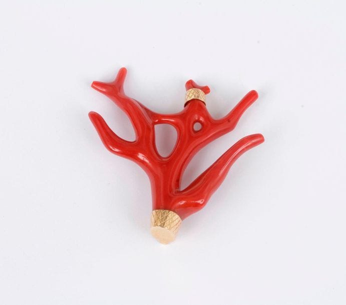 Branche de corail « au naturel  » montée en or 18K (750). Hauteur : 6,5 cm environ. Poids brut : 26 g (fêles)