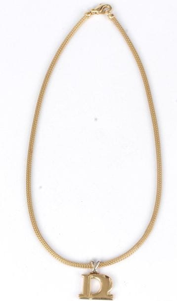 Collier en or tressé 18K (750) retenant un pendentif en or 18K. Poids : 25,5 g