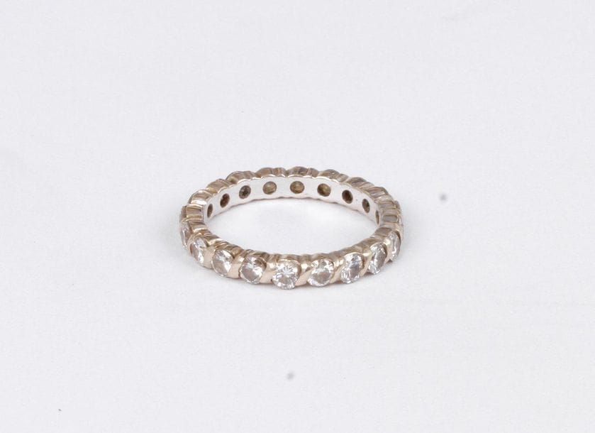 Alliance en or gris 18K (750), entièrement sertie de diamants ronds de taille brillant. Tour de doigt : 52/53. Poids brut : 2,7 g (chocs)