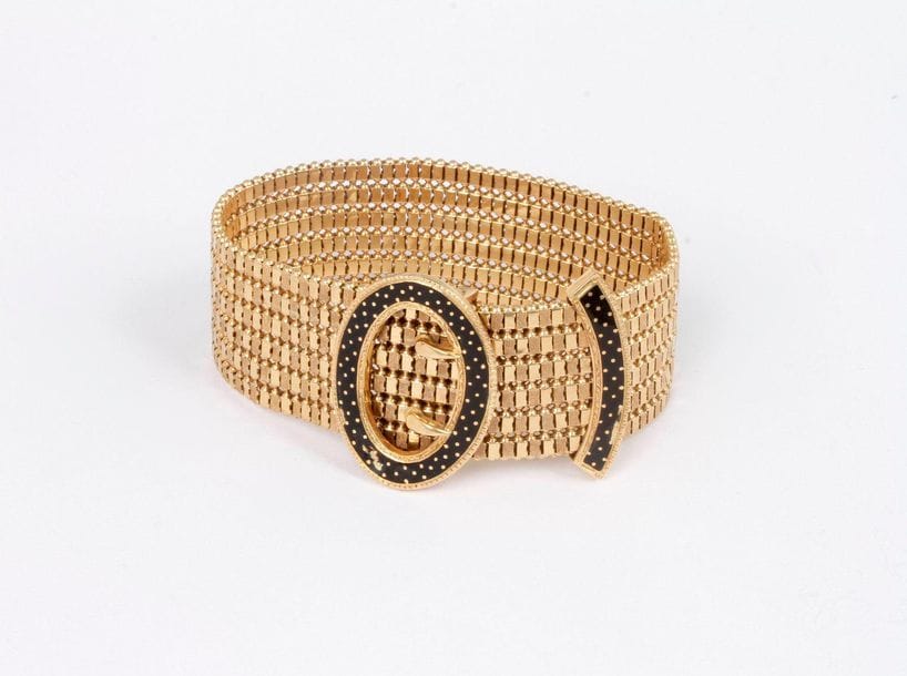 Bracelet ruban en or 18K (750), le fermoir coulissant en forme de boucle, agrémenté d’émail. Travail français de la seconde moitié du XIXe siècle. Largeur : 2,5 cm environ. Poids brut : 52 g (manques à l’émail, déformation)