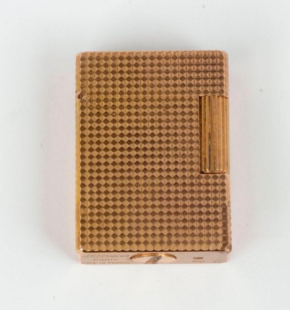 DUPONT
Briquet en métal doré. Signé et numéroté (usures)