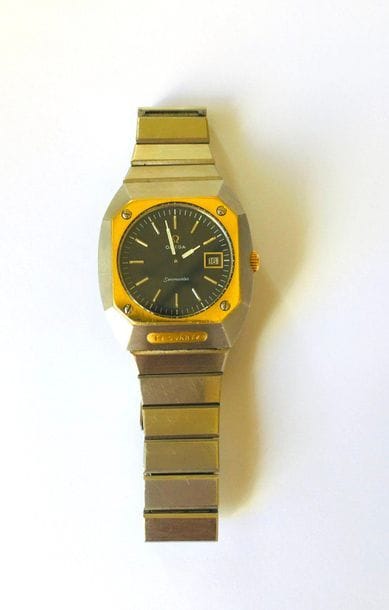 OMEGA Seamaster
Montre bracelet pour femme en acier, cadran noir, index bâtons appliqués formant les heures, date par guichet à 3H, mouvement à quartz (pile non vérifiée), bracelet en acier avec sa boucle déployante signée. 