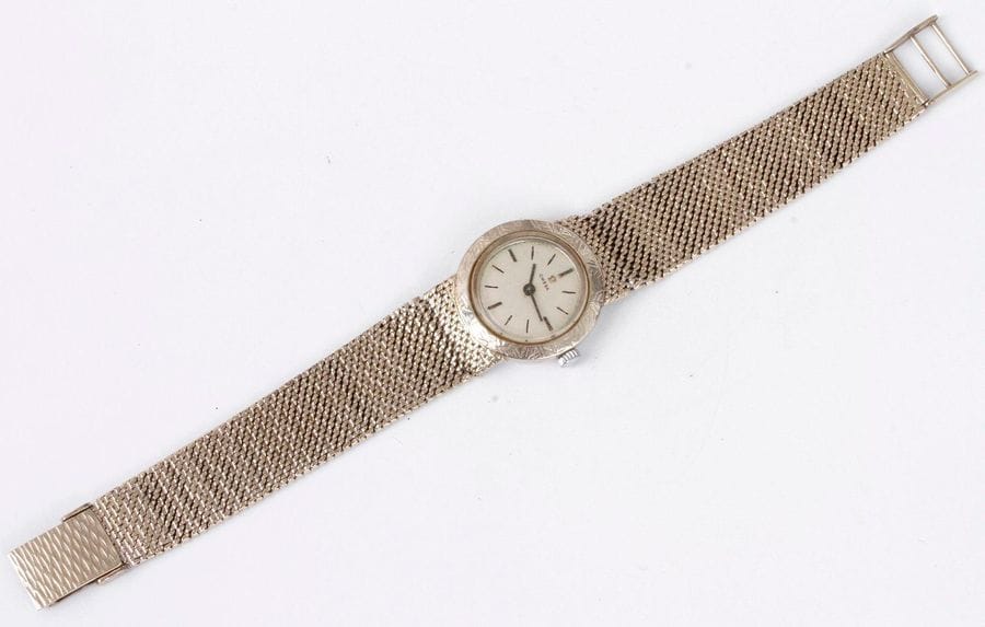 OMEGA. Vers 1970
Montre bracelet pour femme en or gris 14K (585), cadran signé Omega, index bâtons appliqués formant les heures, mouvement à remontage mécanique non signé, bracelet en or gris 14K non signé. Cadran signé.
Longueur : 17,5 cm
Poids brut : 37,8 g