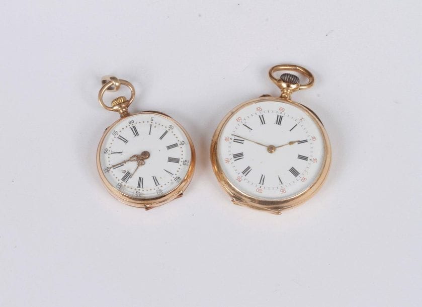 Lot de deux montres de col en or jaune 18K (750), cadran émaillé blanc, mouvement à remontoir, boîtier ciselé
Poids brut : 43,9 g