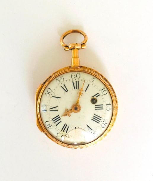 BAILLON à Paris
Montre de poche d’époque Louis XVIII en or jaune 18K (750), cadran en émail blanc (accidents et manques), index chiffres romains formant les heures, mouvement dit à coq, boîtier lisse. 
Poids brut : 58,3 g