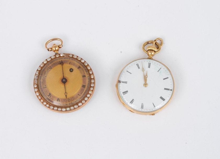Lot de 2 montres de poche en or 18K (750), cadrans index chiffres romains formant les heures, trotteuse à 6H, mouvement à remontoir, boîtiers ciselés, émaillé pour l’une, serti de perles pour l’autre. 
Poids brut : 59,2 g