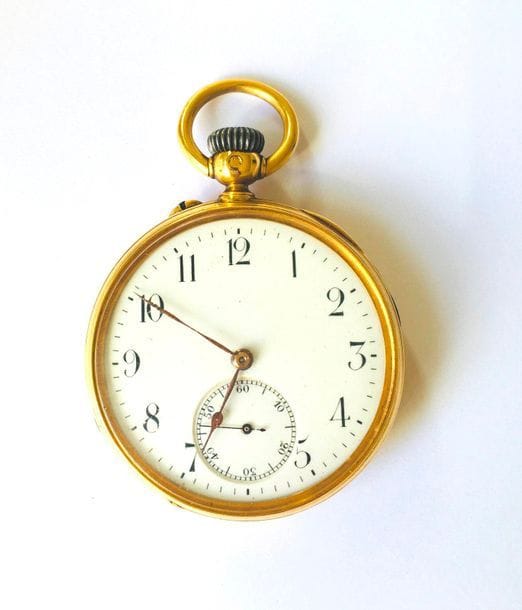 Montre de poche en or jaune 18K (750), cadran en émail blanc, index chiffres arabes formant les heures, trotteuse à 6H, mouvement à remontoir.
Poids brut : 84 g